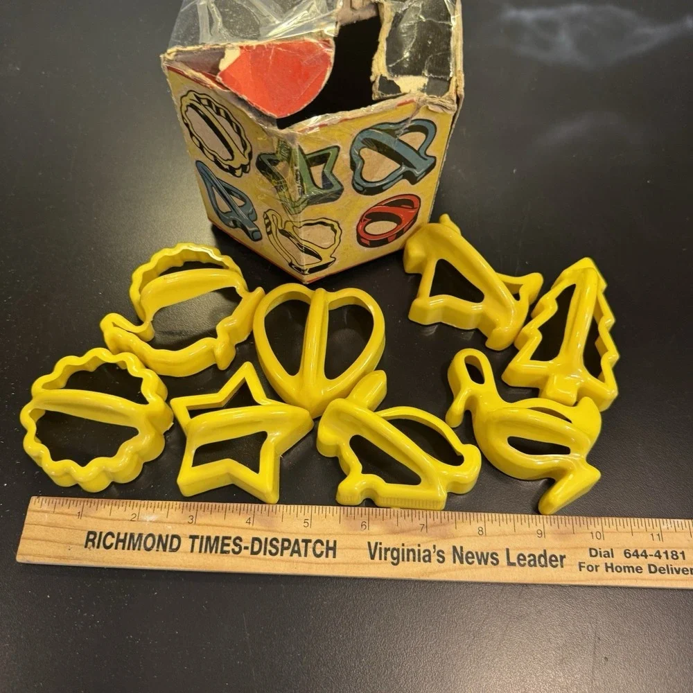 Vintage 1940s-1950s Hutzler Plastic Cookie Cutters 8 Piece with Box‎ Yellow